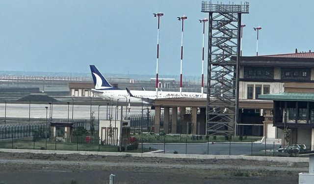 Rize'de Kuş Sürüsüne Çarpan Uçak Arıza Yapınca Aprona Çekildi
