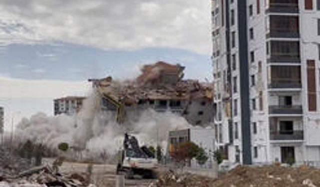 Ağır hasarlı 12 katlı bina, dinamitle yıkıldı