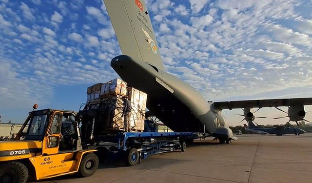 Gazze'ye Yardım Paketleri Uçaklara Yükleniyor