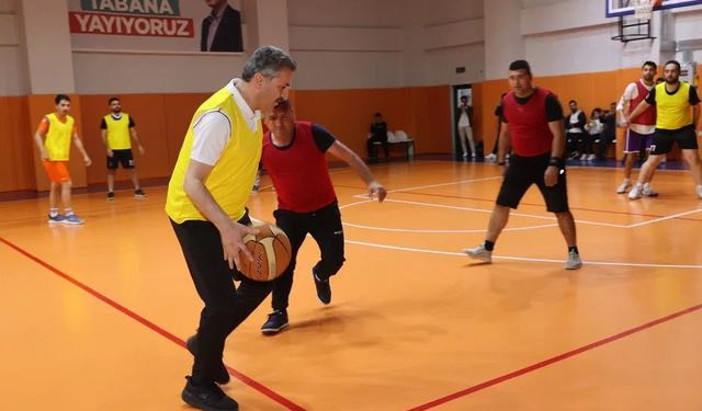 Başkan Eroğlu Gençlerle Basketbol Maçı Yaptı