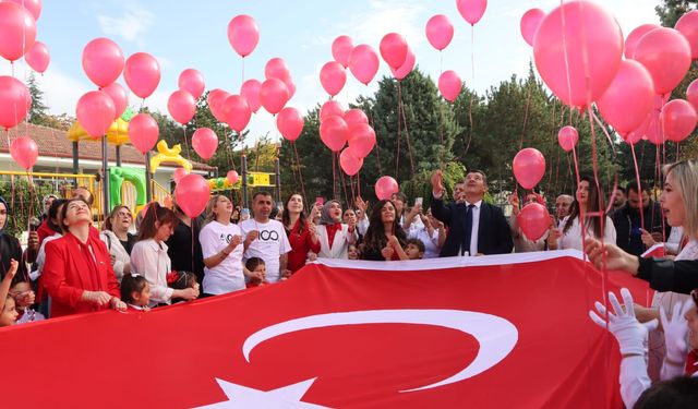 Cumhuriyet’in 100’ncü Yılında Öğrenciler Gökyüzüne 100 Balon Bıraktı
