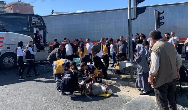 Tekirdağ'da, Yolcu Otobüsü İle TIR Çarpıştı: 3 Yaralı