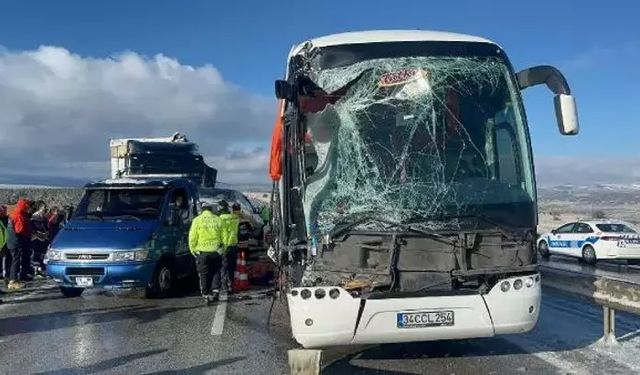 Sivas’ta Yolcu Otobüsü TIR'a Çarptı: 1 Ölü, 2 Yaralı