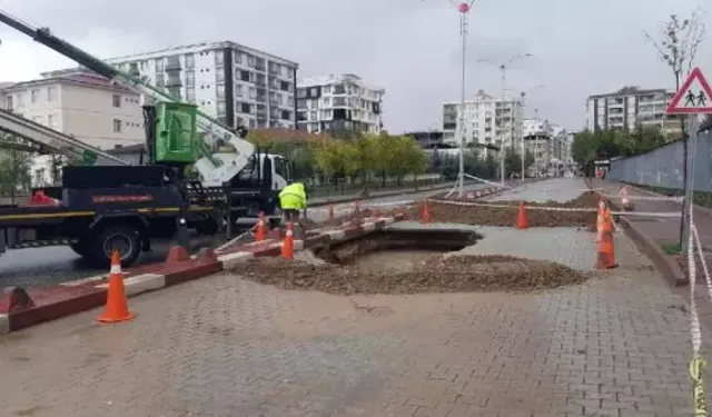 Sağanak Nedeniyle Yol Çöktü, Cadde Trafiğe Kapatıldı