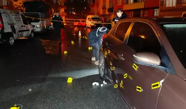 Gaziosmanpaşa'da Otomobildekilere Kurşun Yağdırdılar: 2 Yaralı