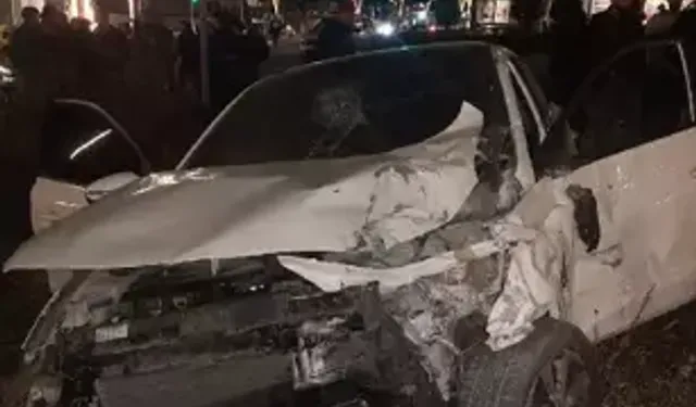 Otomobille Ve Hafif Ticari Araç Çarpıştı: 3 Yaralı