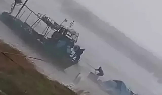 Fırtınada Mahsur Kalan Balıkçıyı Oğlu Kurtardı