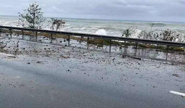 Rize'de Dalgalar Kara Yoluna Ulaştı