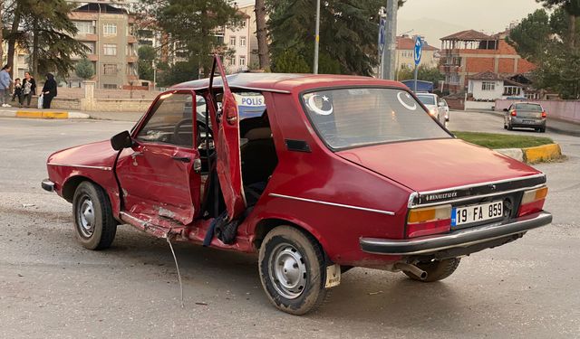 Erbaa’da Hafif Ticari Araç İle Otomobil Çarpıştı