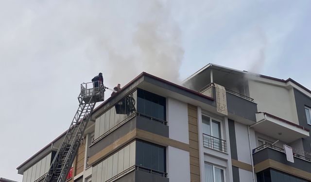 Erbaa’da 4 Katlı Binanın Çatısında  Yangın Çıktı