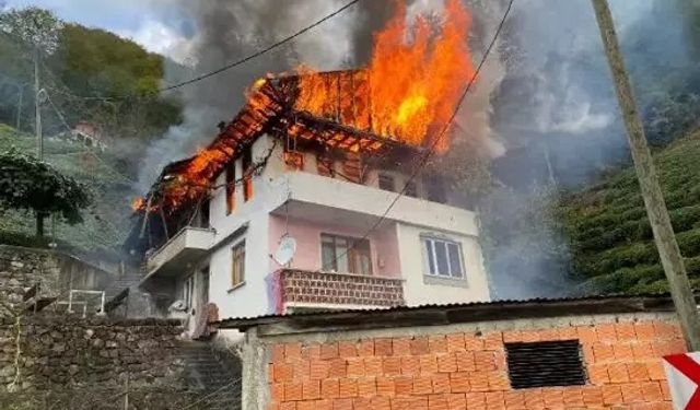 3 Katlı Evin Çatısında Yangın Çıktı