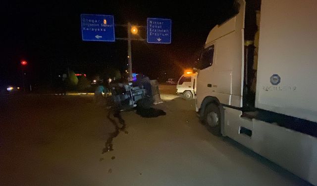 Erbaa’da TIR Traktöre Çarptı 2 Yaralı