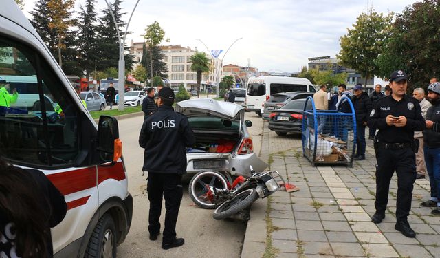 Erbaa’da Motosiklet Park Halindeki Otomobile Çarptı: 2 Yaralı