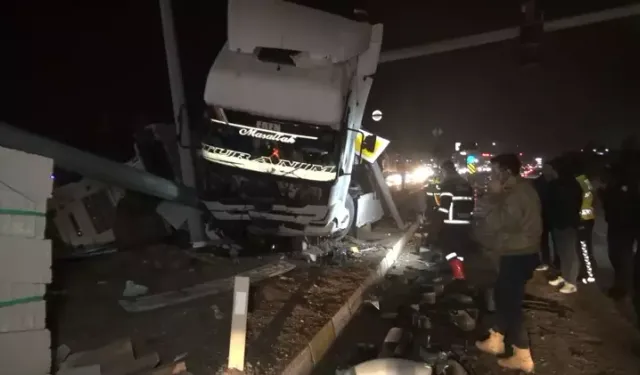 Kırıkkale'de TIR, Refüj İle Trafik Işıklarının Direğine Çarptı: 2 Yaralı