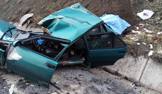 Tokat'ta TIR'la Çarpışan Otomobil Hurdaya Döndü: 2 Ölü, 1 Yaralı