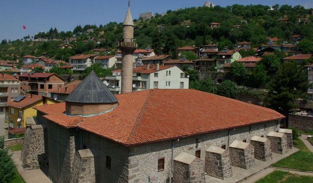 Fatih Sultan Mehmet Niksar’da  Namaz Kıldığı Ulu Cami Zamana Meydan Okuyor