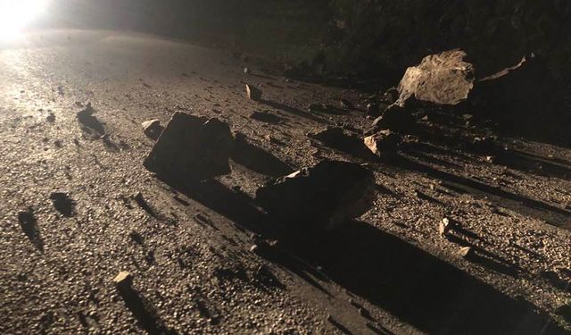 Almus'ta Heyelan Tehlikesi: Ağır Araçların Titreşimi Kaya Parçalarını Yola Düşürüyor!