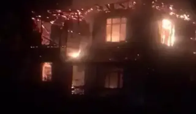 Elektrikli Battaniyeden Çıkan Yangında 2 Katlı Ev Yandı
