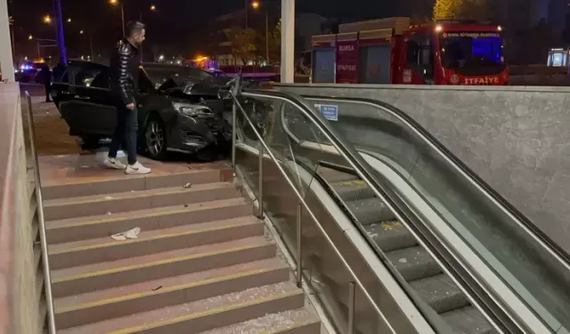 Sürücüsü Makas Atan Otomobil, Önce Araca Sonra Metro İstasyonu Merdivenlerine Çarptı: 4 Yaralı
