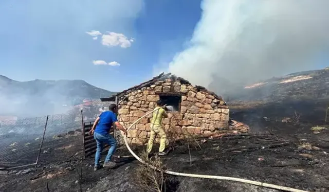 Ot Yangınında 3 Ev ve Samanlık Alevlere Teslim Oldu