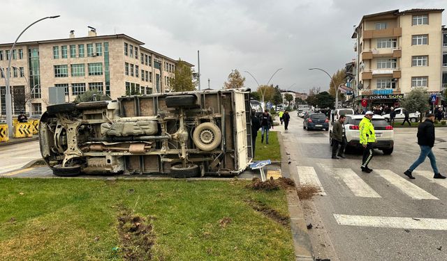 Emniyet Kavşağı’nda Feci Kaza: Transit Yan Yattı, 1 Yaralı