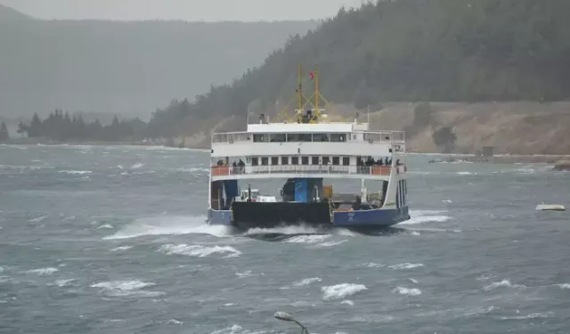 Çanakkale'de Lodos Sebebiyle Feribot Seferleri İptal Edildi