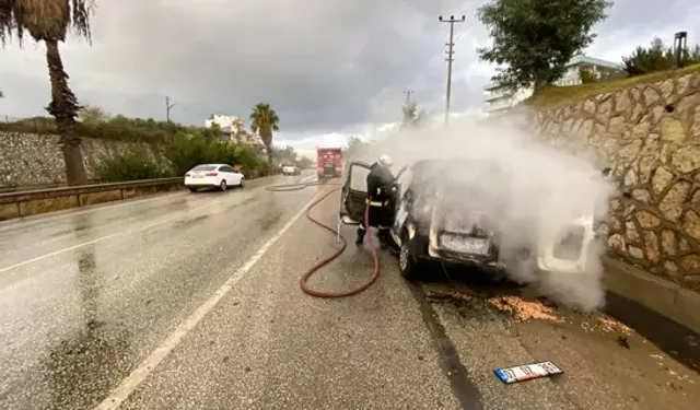 Antalya'da Hafif Ticari Araç Yangında Hasar Gördü