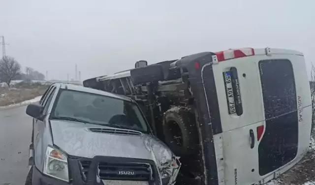 Buzlanan Yolda Kaza: Minibüs ve Kamyonet Çarpıştı, 1 Yaralı