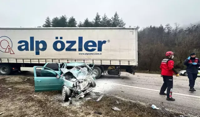 Niksar'da Otomobil İle TIR Çarpıştı: 2 Ölü, 1 Yaralı