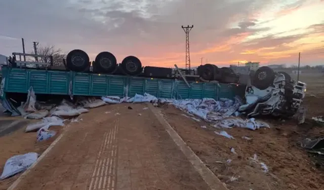 Korkunç Kaza: Yem Yüklü TIR Devrildi, Şoför Hastaneye Kaldırıldı