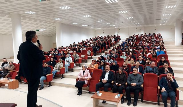 Eğitimci Yazar Alişan Kapaklıkaya, Erbaa MYO'da Öğrencilerle Buluştu