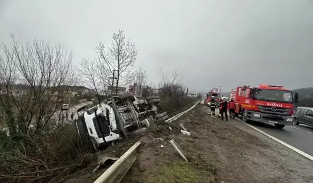 Feci Kaza: Kamyon Şarampole Yuvarlandı, 3 Yaralı!