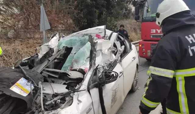 Korkunç Kaza! Emniyet Şeridinde Park Halindeki TIR’a Çarpan Otomobilin Sürücüsü Can Verdi!