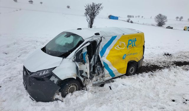 Tokat’ta Feci Kaza! Yük Treni Kargo Aracına Çarptı