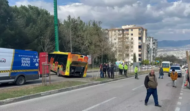 Belediye Otobüsü, Otomobil Ve Baz İstasyonu Direğine Çarptı; 9 Yaralı