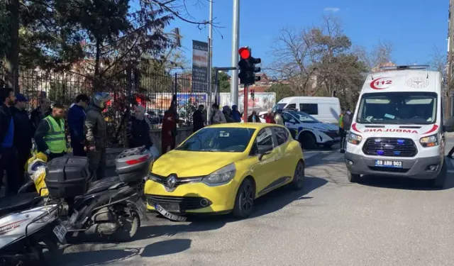 Otomobille Çarpışan Motosiklet Sürücüsü Yaralandı