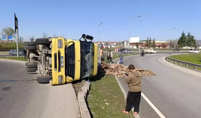 Devrilen Ahşap Palet Yüklü Kamyonun Sürücüsü Yaralandı