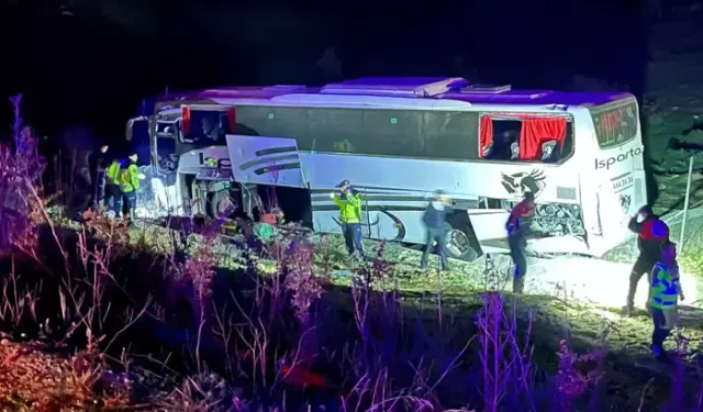 Yolcu Otobüsü Bariyere Çarptı: 1 Ölü, 26 Yaralı