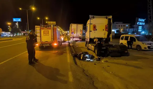 Motosiklet, Park Halindeki TIR’ın Kupasına Çarptı: 2 Ağır Yaralı