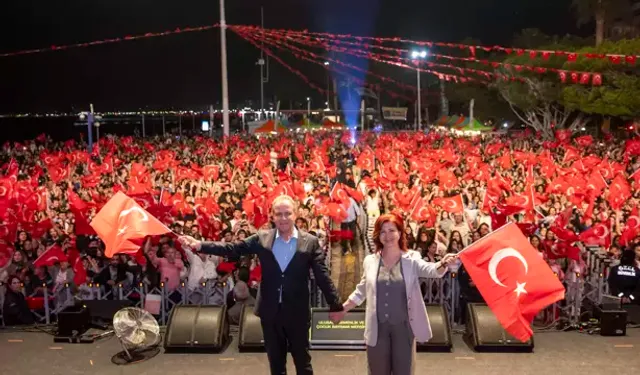 Bayram Coşkusu: Binlerce Kişi Ece Seçkin Konserinde Buluştu!