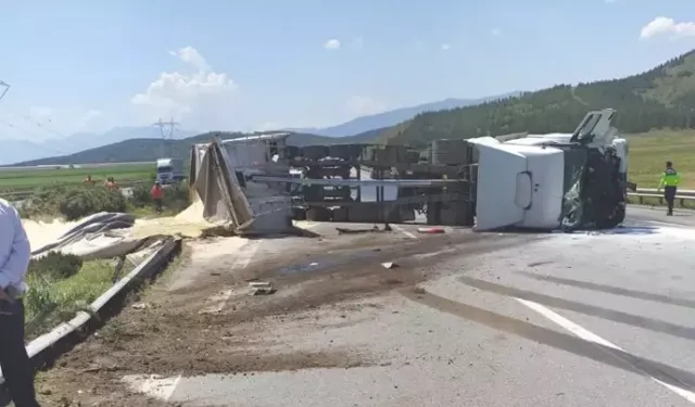 Kum Yüklü TIR Devrildi: Sürücü Yaralandı, Yolda Uzun Araç Kuyruğu Oluştu