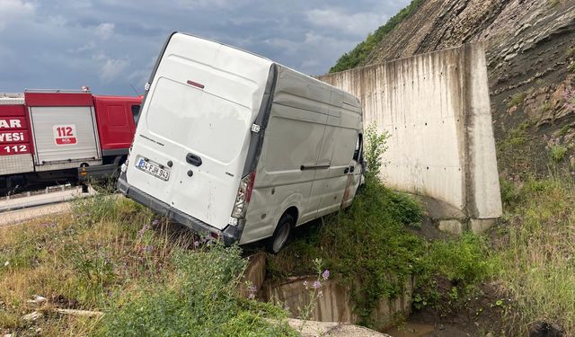 Niksar’da Tek Taraflı Kaza: Araç Şarampole Yuvarlandı, 2 Kişi Yaralandı