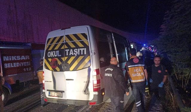 Niksar’da Düğün Yolculuğu Kazayla Sonlandı: 13 Yaralı