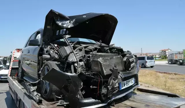 Kavşakta Zincirleme Kaza: Kamyonetteki Aynı Aileden 5 Kişi Yaralandı