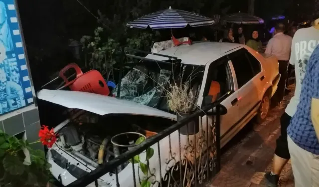 Niksar’da Otomobil Kahvehaneye Daldı