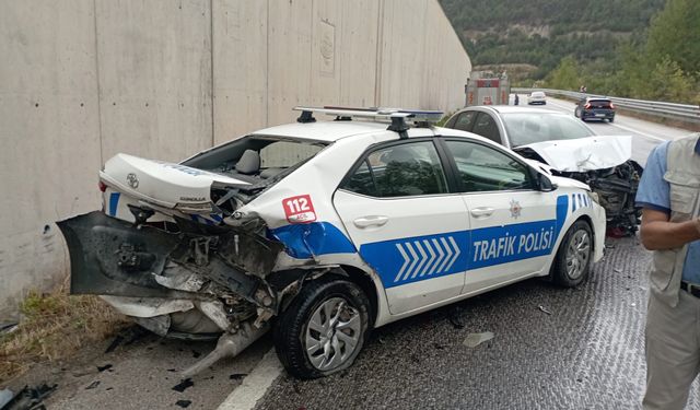 Niksar'da Kazaya Müdahale Eden Polislerin Aracına Otomobil Çarptı; 2'si Polis 8 Yaralı