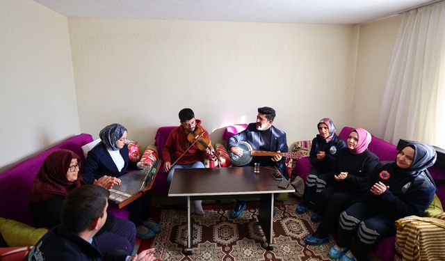 Tokat’ta Yaşlılara Hem Temizlik Hem Canlı Müzik Sürprizi