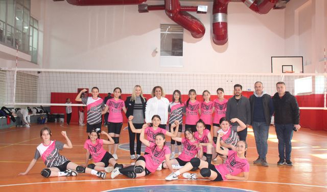 Kemal Kıvırcıoğlu Ortaokulu Voleybolda Erbaa Şampiyonu