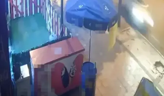 Aynı Kaldırımda 3 Gün Arayla İki Kaza: Otomobiller Ağaçlara Çarptı