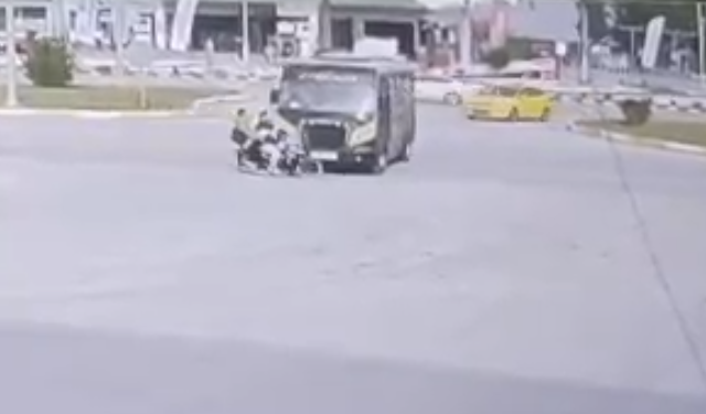 Erbaa’da Sanayi Kavşağında Kaza: Motosikletteki 2 Kişi Yaralandı